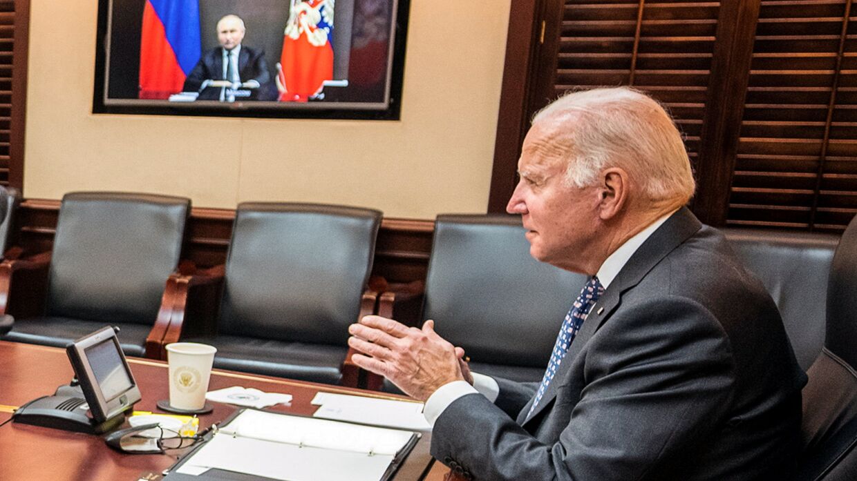 Президент США Джо Байден во время переговоров с президентом России Владимиром Путиным