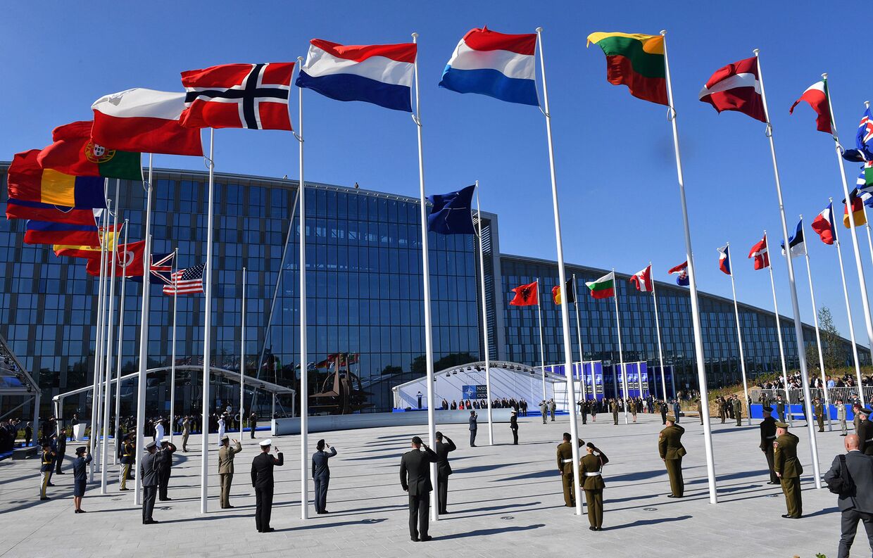 Флаги стран-членов НАТО во время саммита НАТО в Брюсселе