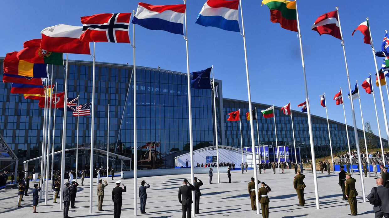 Флаги стран-членов НАТО во время саммита НАТО в Брюсселе