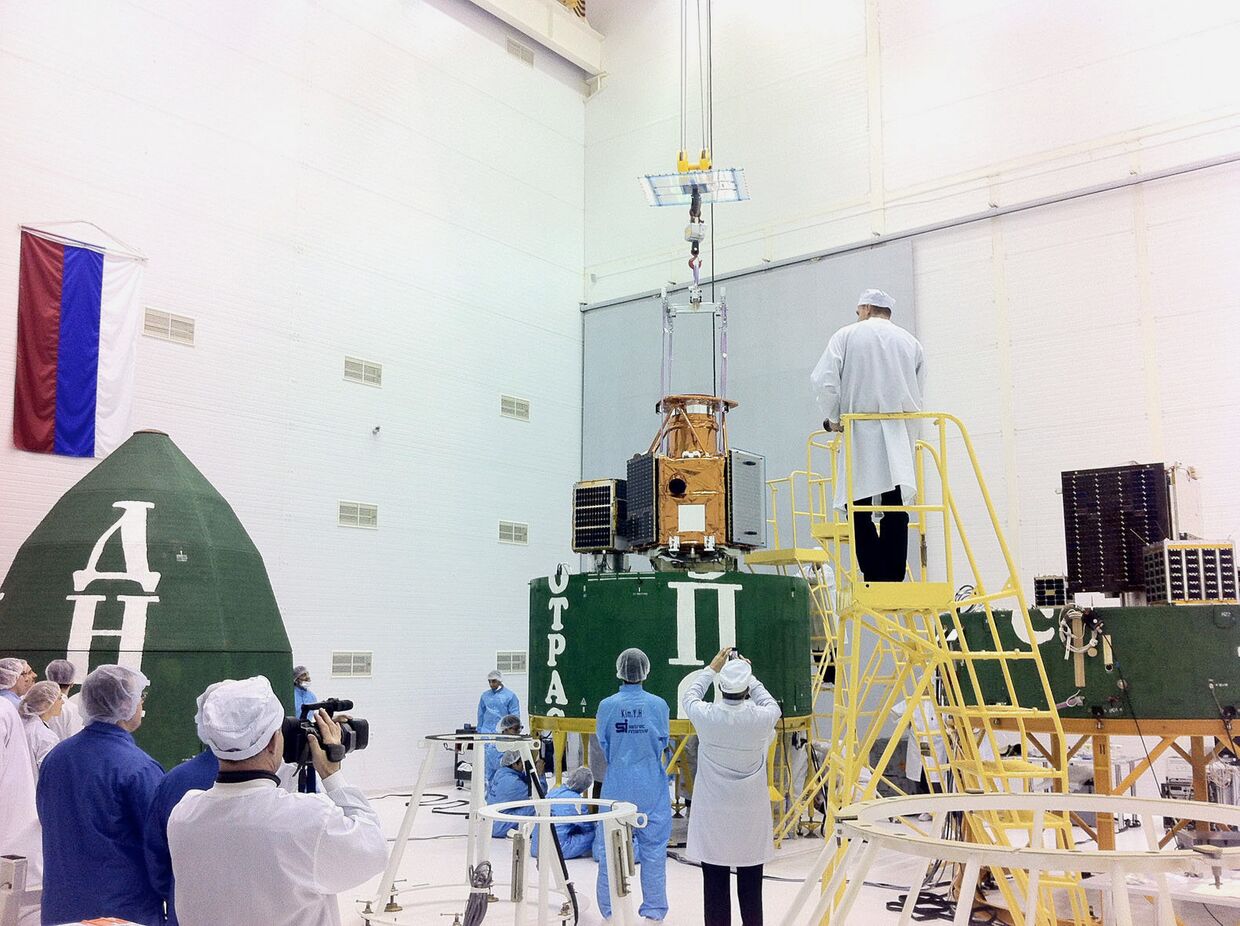 Интеграция головного модуля Днепр с космическими аппаратами заказчиков на стартовой базе Аитб Ясный 13 ноября 2013 года
