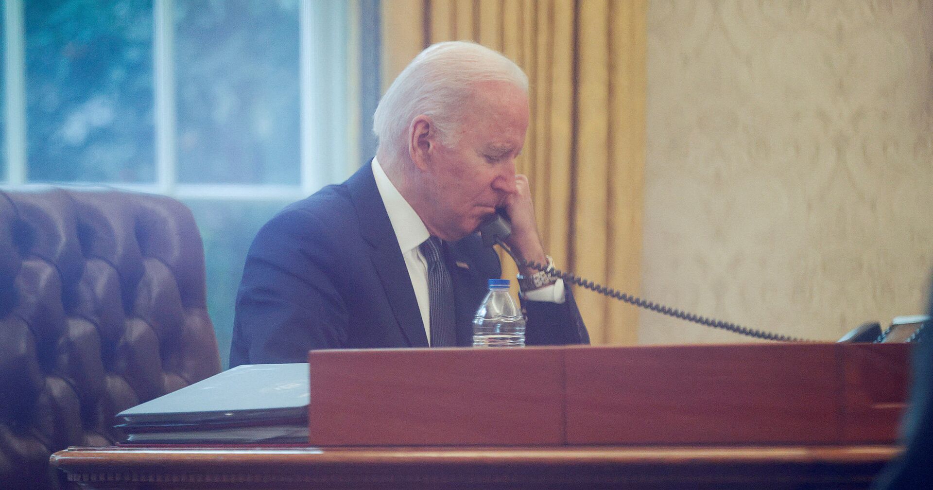 Президент США Джо Байден разговаривает по телефону с президентом Украины Владимиром Зеленским - ИноСМИ, 1920, 10.12.2021