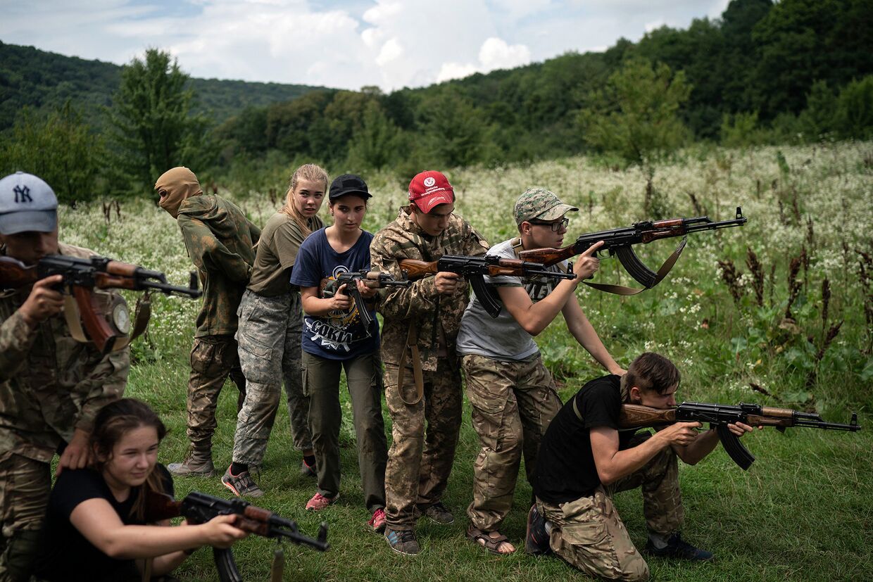 Дети во время военной подготовки в специализированном летнем лагере под Тернополем, Украина