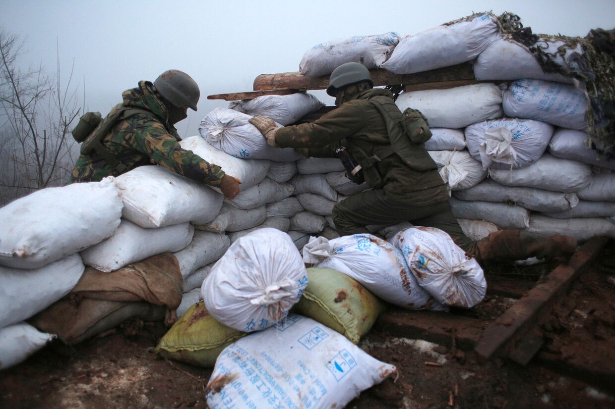 Украинские солдаты на позициях в городе Новолуганское Донецкой области