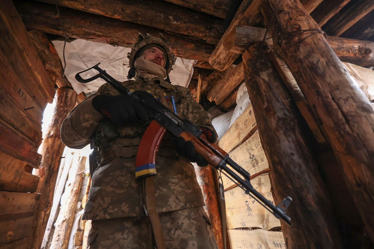 Украинский военный на боевых позициях в Луганской области