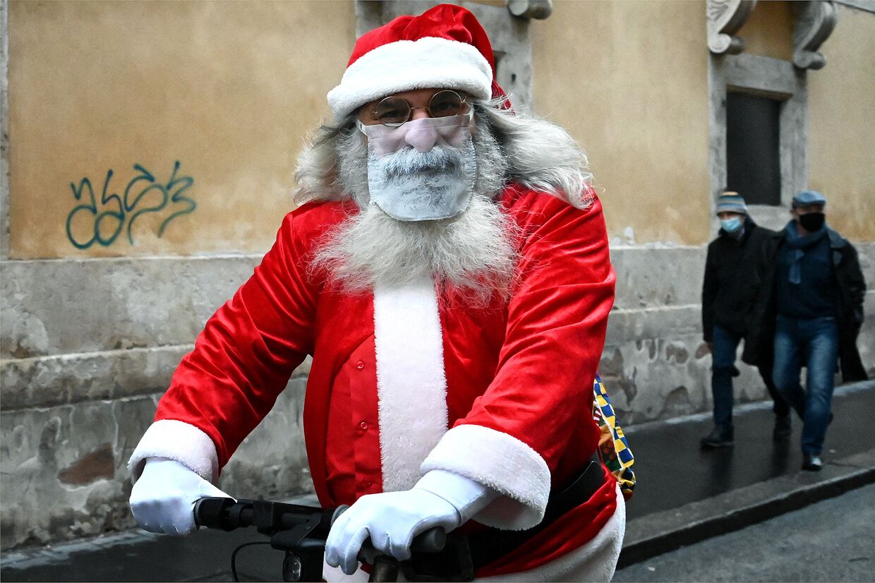 Мужчина в костюме Санта-Клауса в Риме