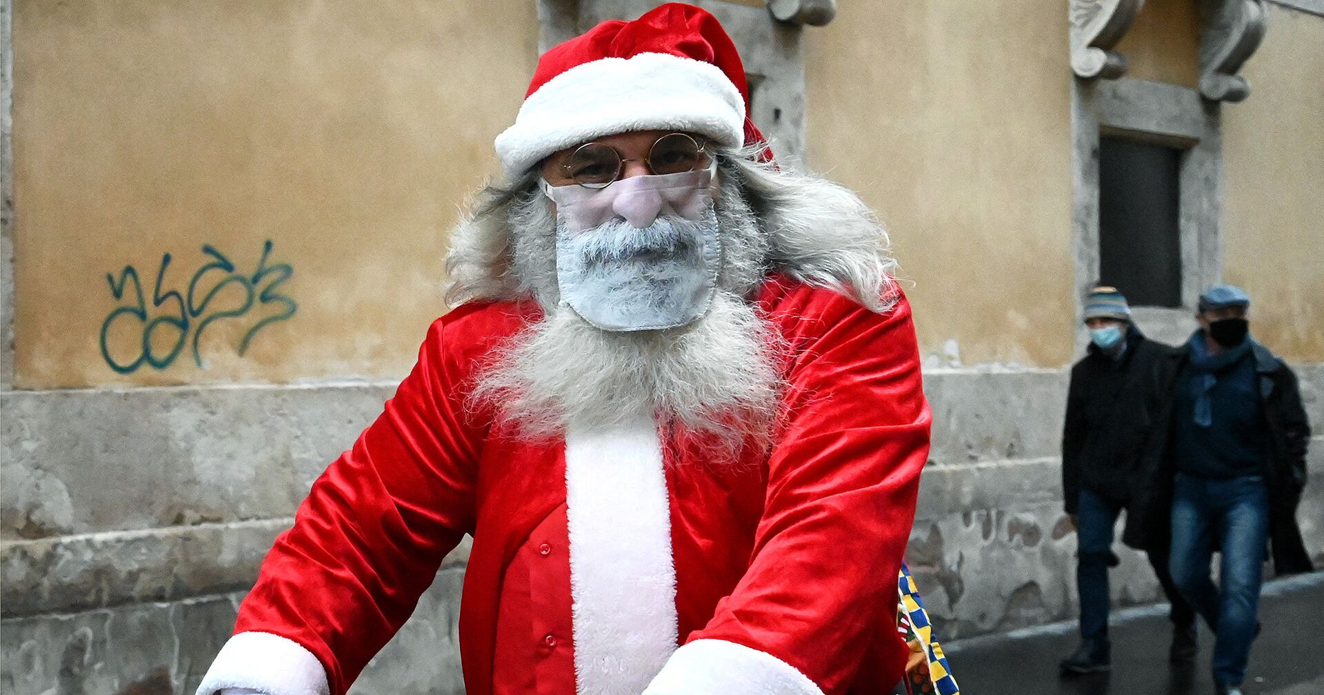 Мужчина в костюме Санта-Клауса в Риме - ИноСМИ, 1920, 15.12.2021