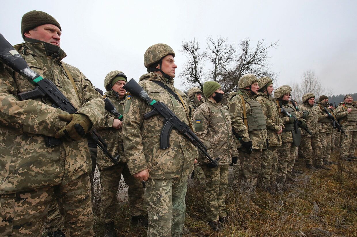 Украинские солдаты во время военных учений на полигоне под Харьковом