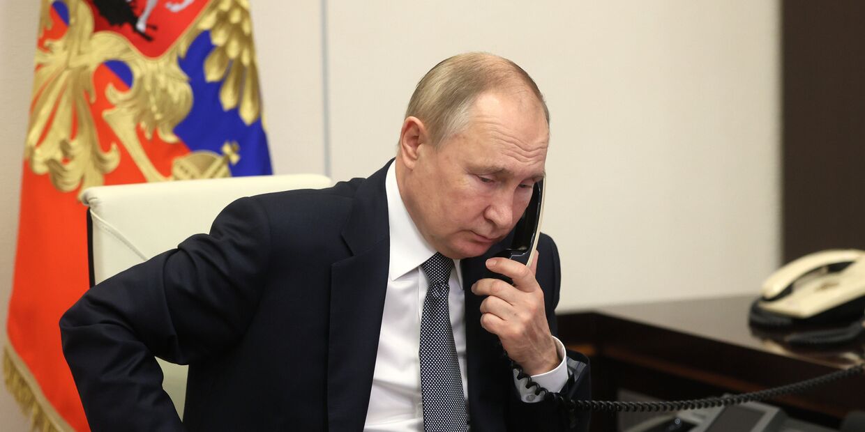Президент РФ Владимир Путин общается по телефону