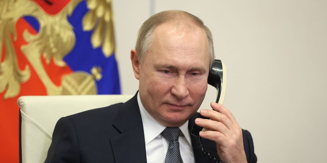 Президент РФ Владимир Путин общается по телефону