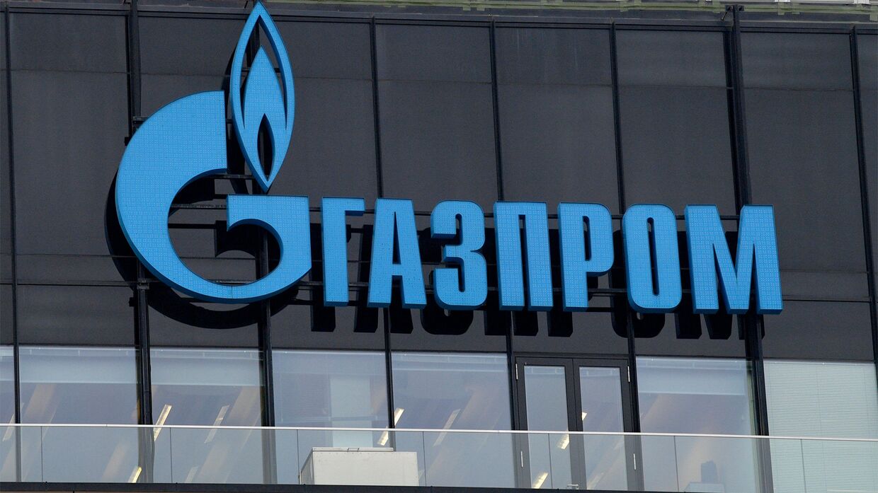 Вывеска на офисе ПАО Газпром