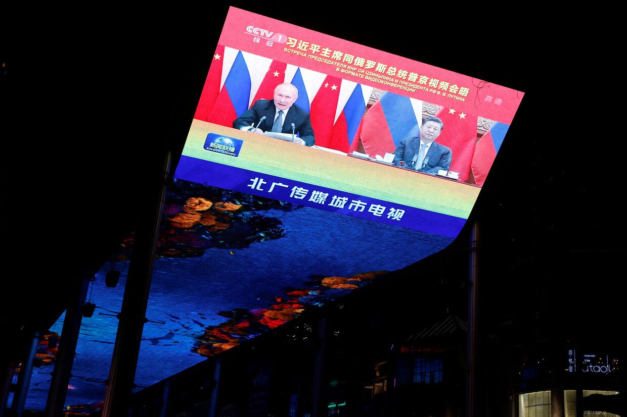Переговоры президента РФ Владимира Путина с председателем КНР Си Цзиньпином на экране в Пекине