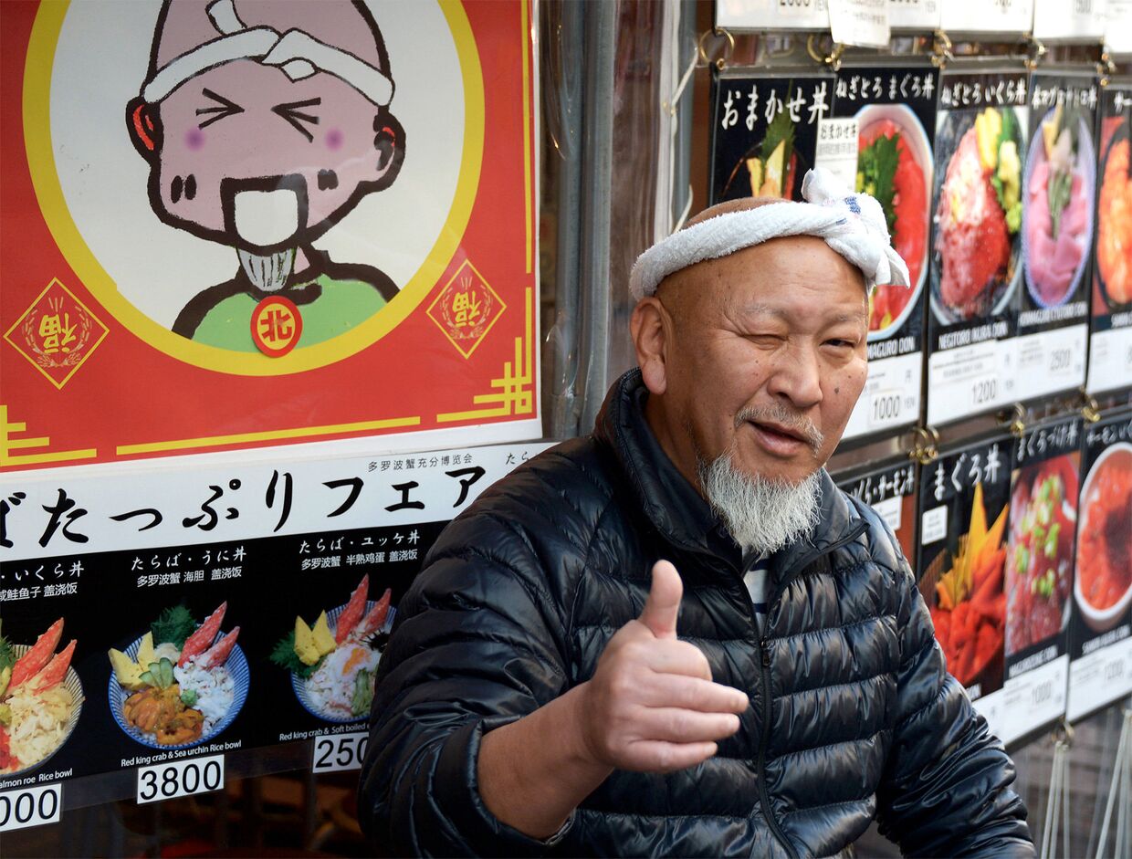 Продавец на одной из улиц в Токио