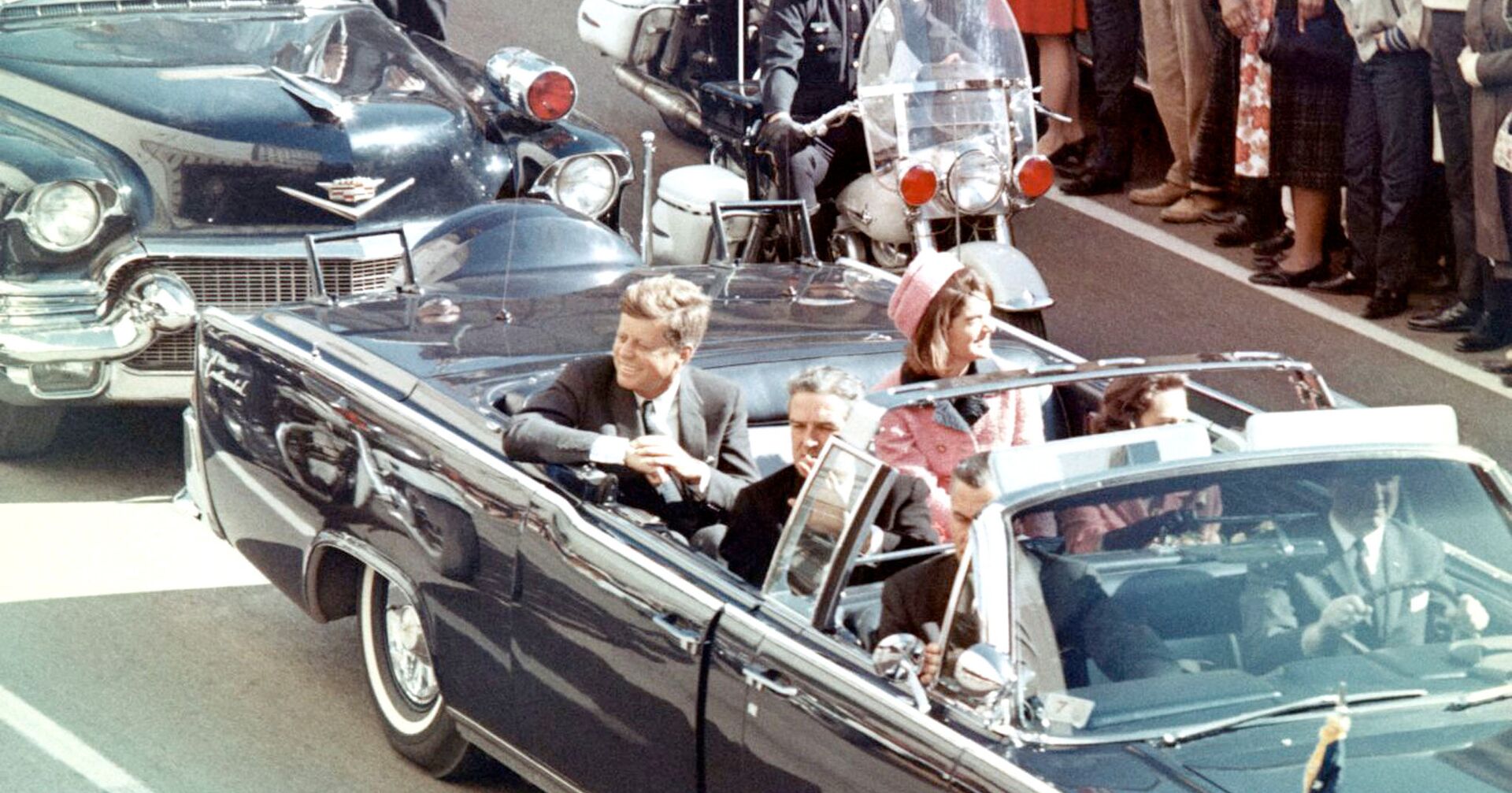 Джон Кеннеди со своей женой в лимузине за несколько минут до обстрела - ИноСМИ, 1920, 16.12.2021
