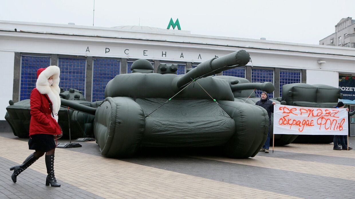 Предприниматели в знак протеста выставили надувную военную технику в Киеве