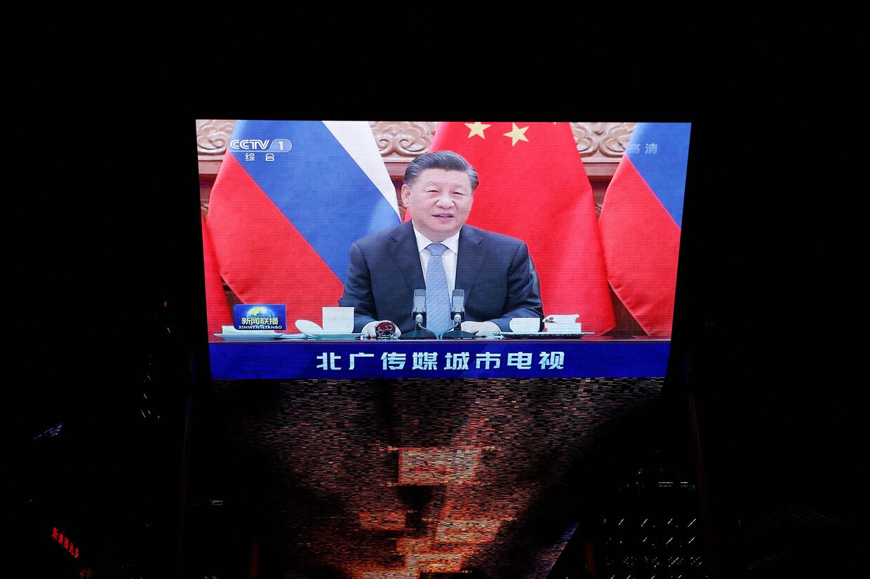 Переговоры президента РФ Владимира Путина с председателем КНР Си Цзиньпином на экране в Пекине