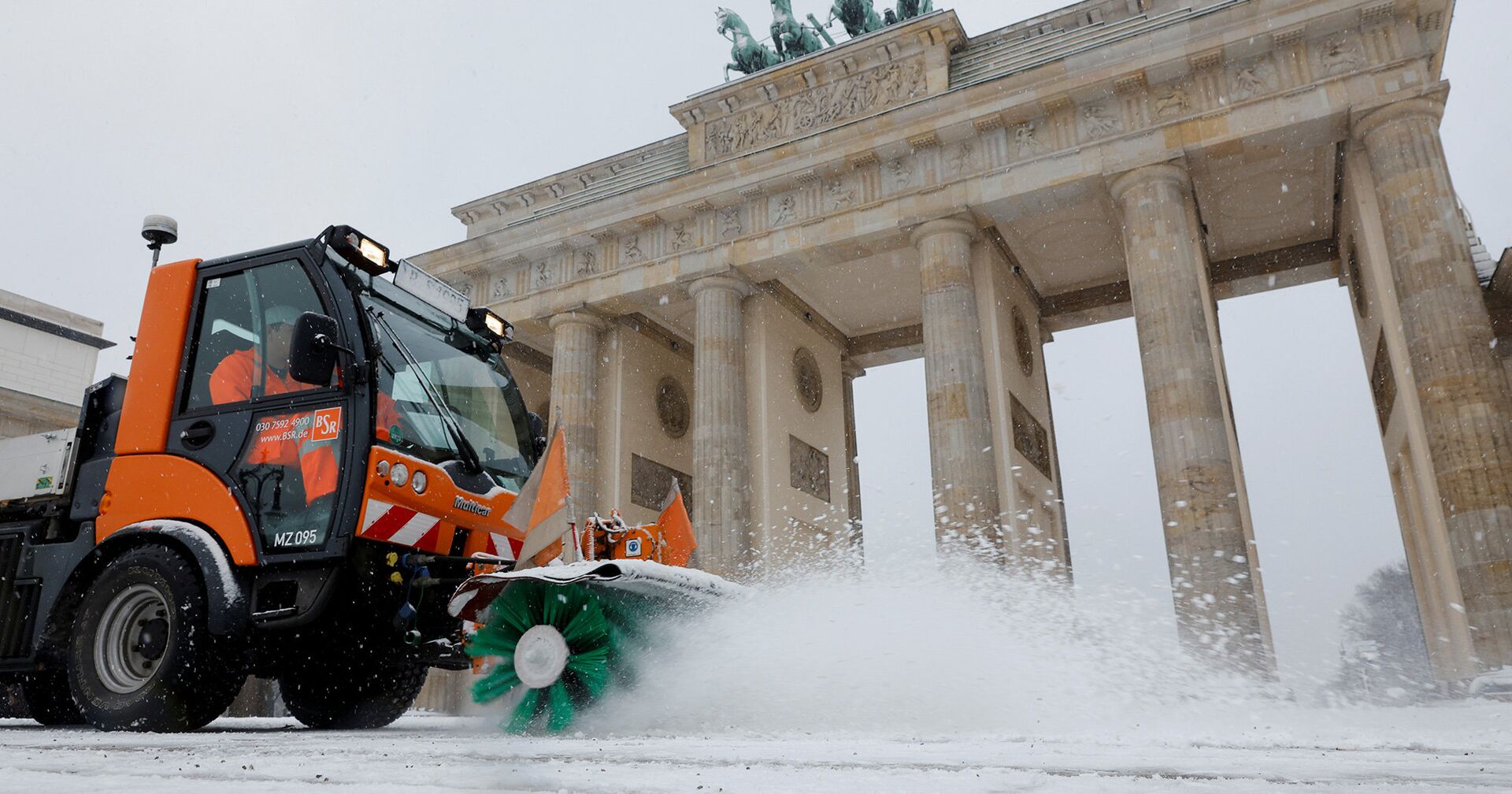 Работа снегоуборочной техники перед Бранденбургскими воротами в Берлине, Германия - ИноСМИ, 1920, 20.12.2021
