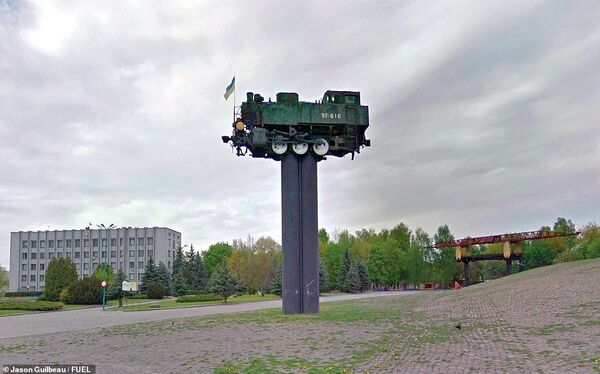 Советские монументы и уличные памятники