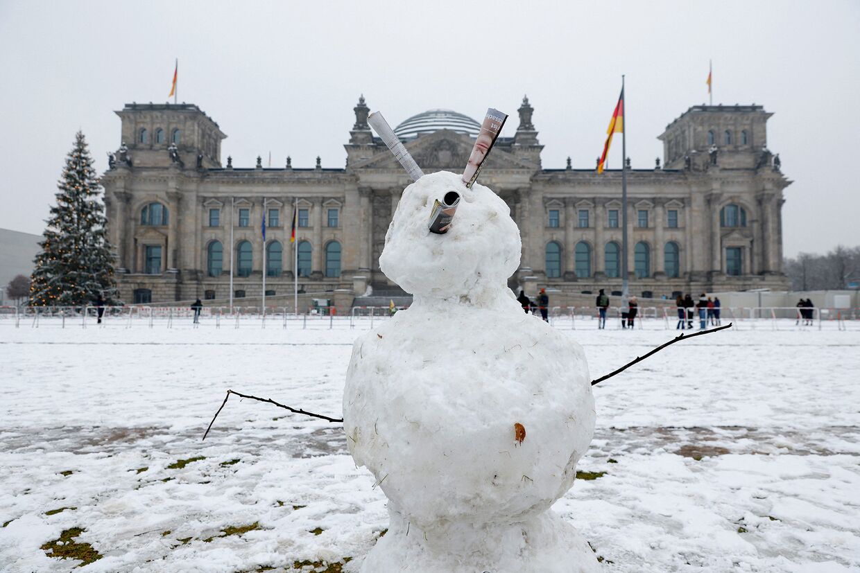 Снеговик перед Рейхстагом в Берлине