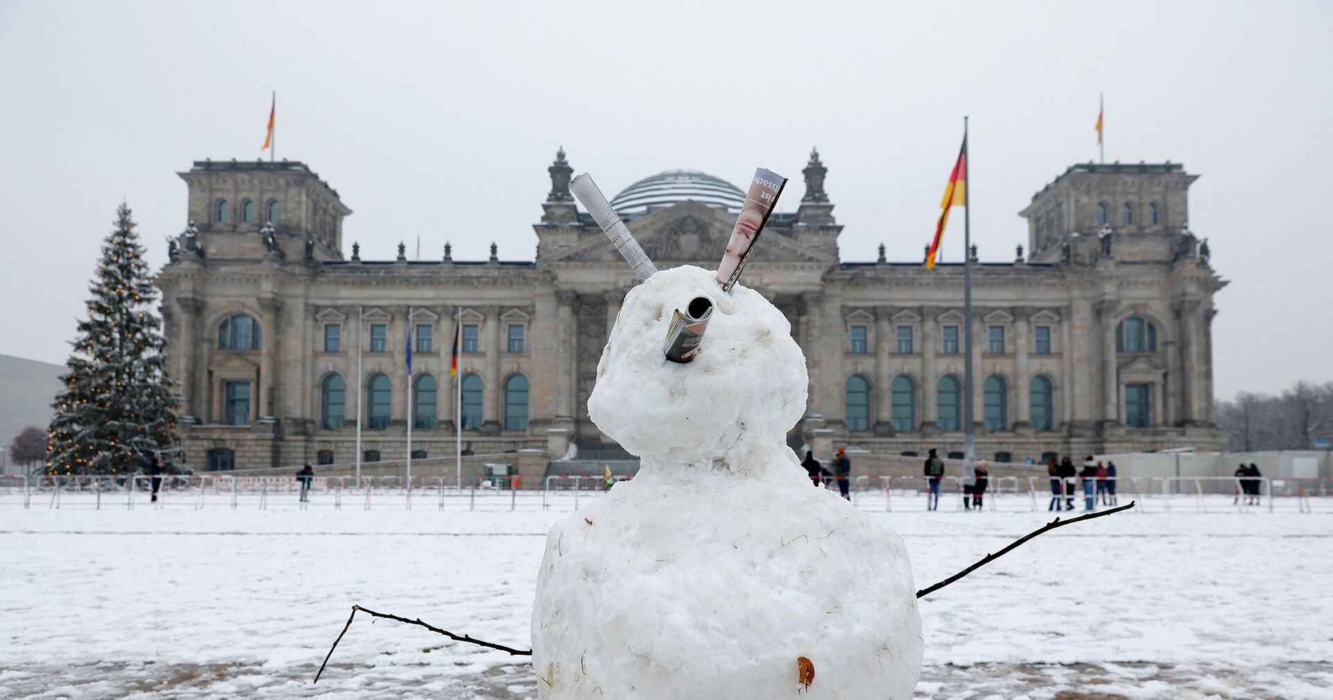 Снеговик перед Рейхстагом в Берлине - ИноСМИ, 1920, 22.12.2021