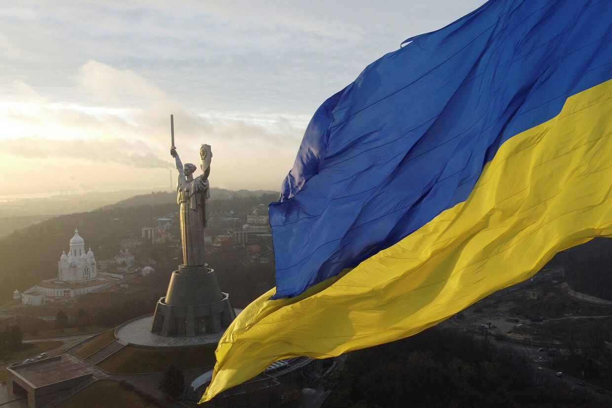 Монумент Родина-мать и государственный флаг Украины в Киеве