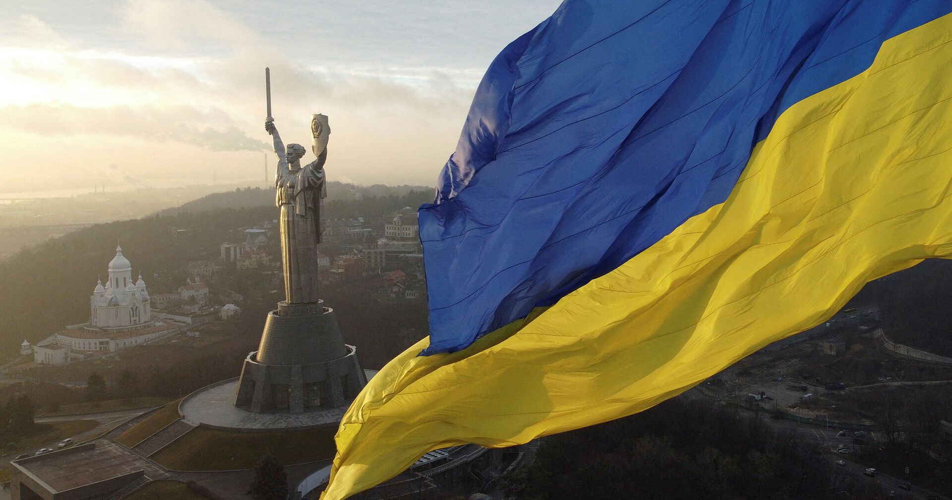 Монумент Родина-мать и государственный флаг Украины в Киеве - ИноСМИ, 1920, 23.12.2021