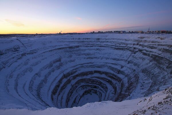 Месторождение алмазов в Якутии - кимберлитовая трубка Мир.