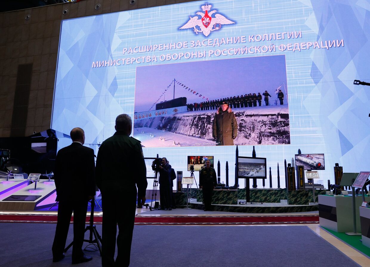 Президент РФ Владимир Путин дает старт церемонии поднятия военно-морских флагов на новых атомных подводных крейсерах Князь Олег и Новосибирск