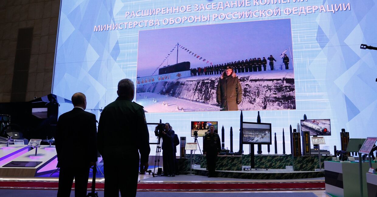 Президент РФ Владимир Путин дает старт церемонии поднятия военно-морских флагов на новых атомных подводных крейсерах Князь Олег и Новосибирск