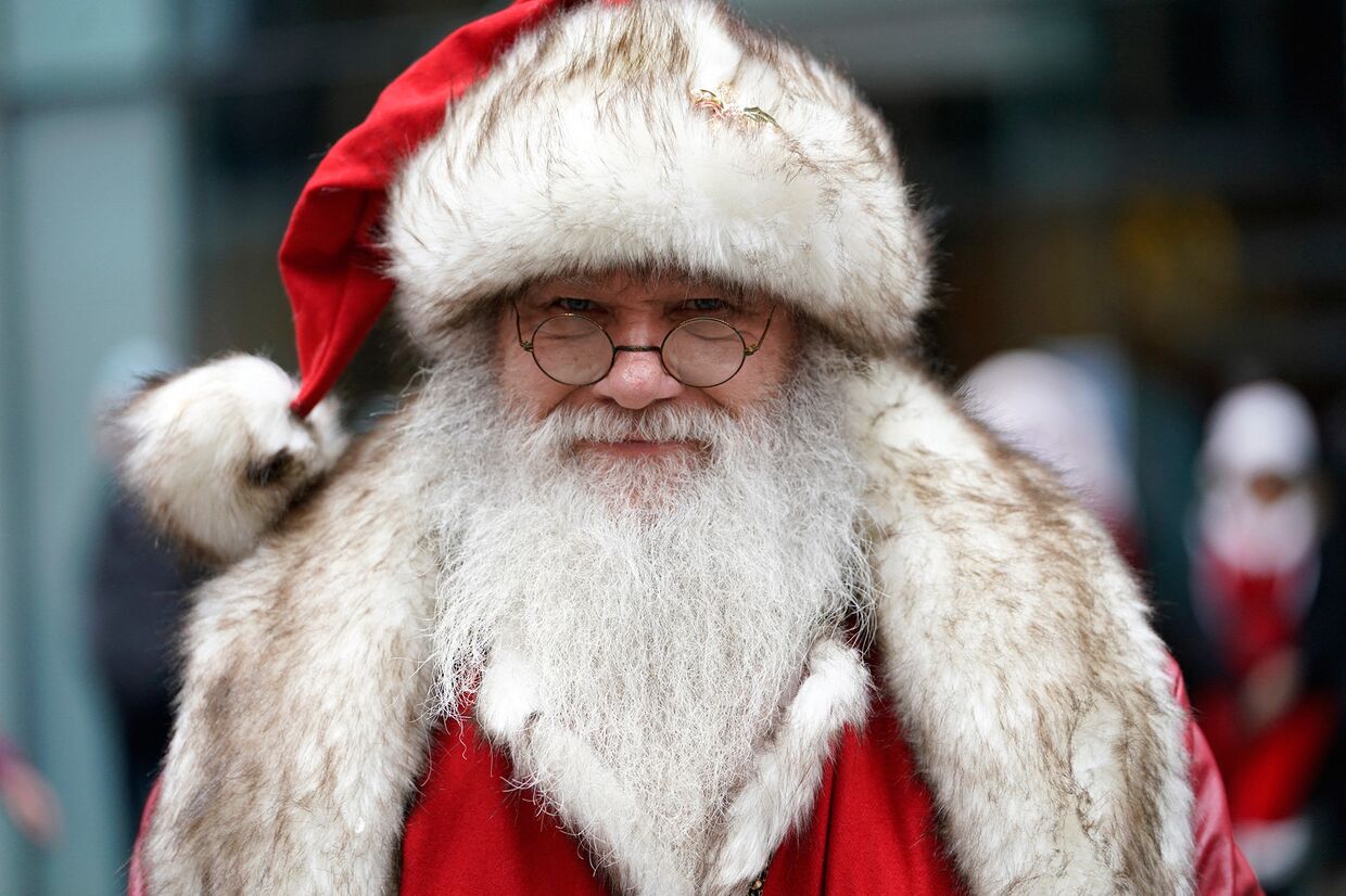 Мужчина в костюме Санта-Клауса на улице в Нью-Йорке