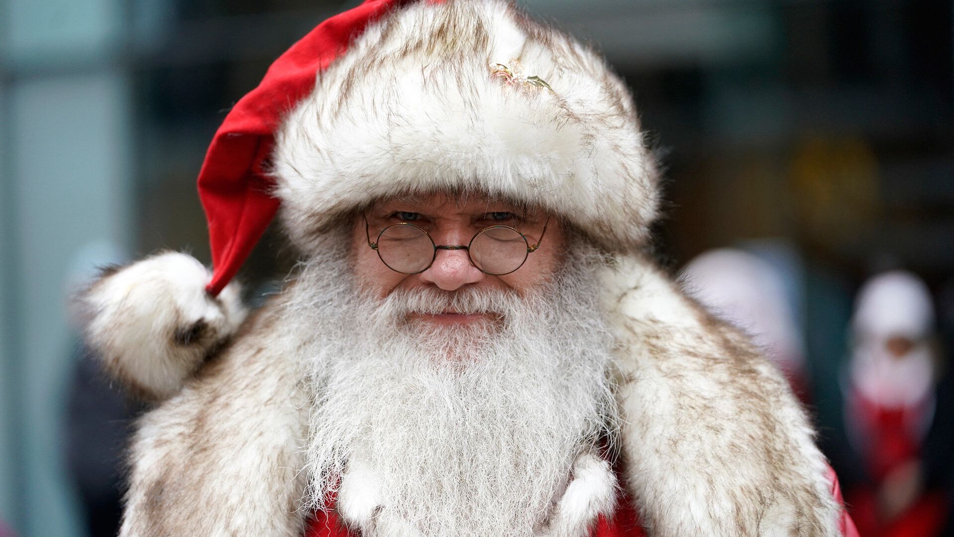 Мужчина в костюме Санта-Клауса на улице в Нью-Йорке - ИноСМИ, 1920, 25.12.2021