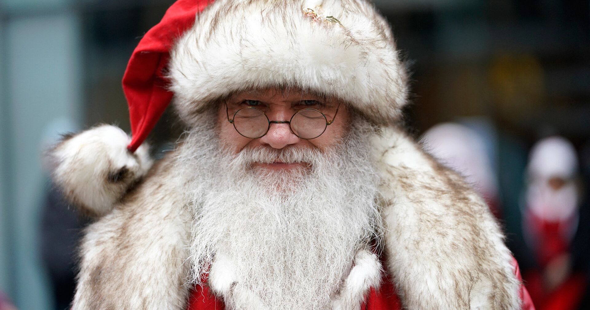 Мужчина в костюме Санта-Клауса на улице в Нью-Йорке - ИноСМИ, 1920, 25.12.2021