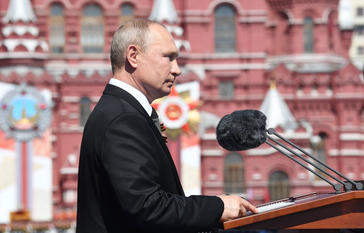 Владимир Путин выступает во время военного парада в ознаменование 75-летия Победы в Великой Отечественной войне