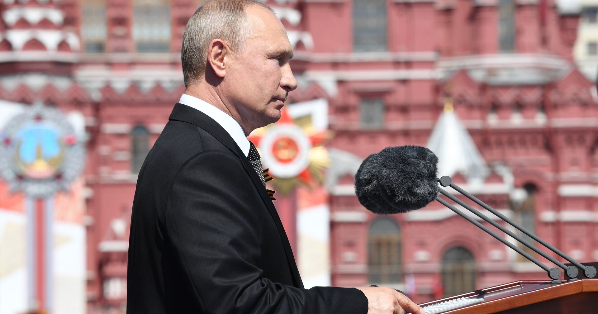 Владимир Путин выступает во время военного парада в ознаменование 75-летия Победы в Великой Отечественной войне - ИноСМИ, 1920, 27.12.2021
