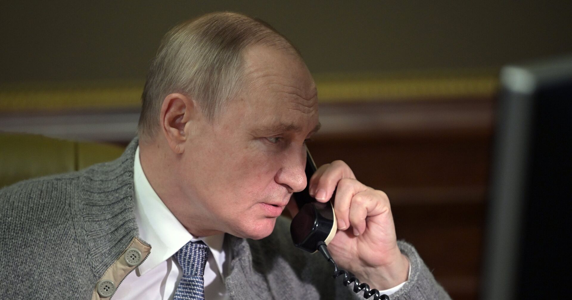 Президент РФ Владимир Путин во время телефонного разговора - ИноСМИ, 1920, 29.12.2021