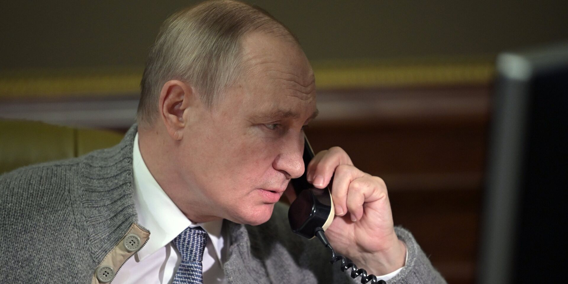 Президент РФ Владимир Путин во время телефонного разговора - ИноСМИ, 1920, 29.12.2021