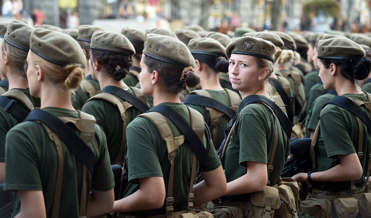 Военнослужащие украинской армии во время репетиции парада в Киеве