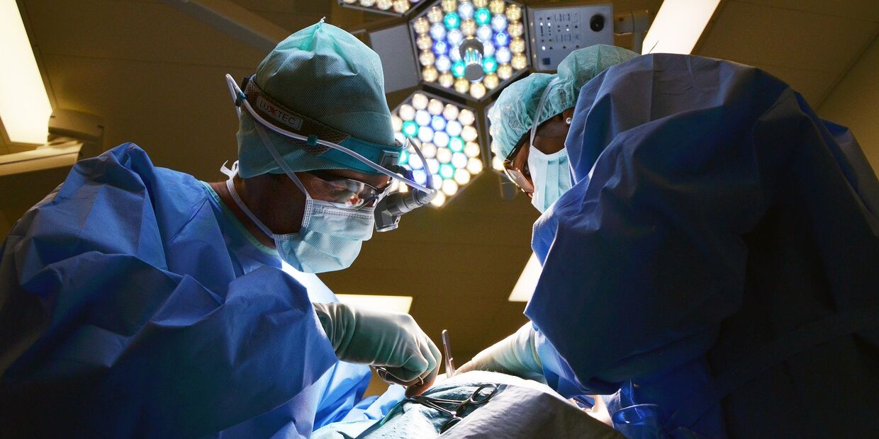 Врачи во время операции