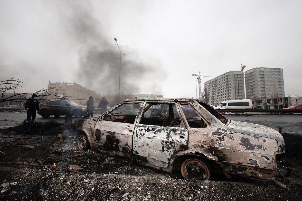 Сгоревший автомобиль на улице Алма-Аты, Казахстан
