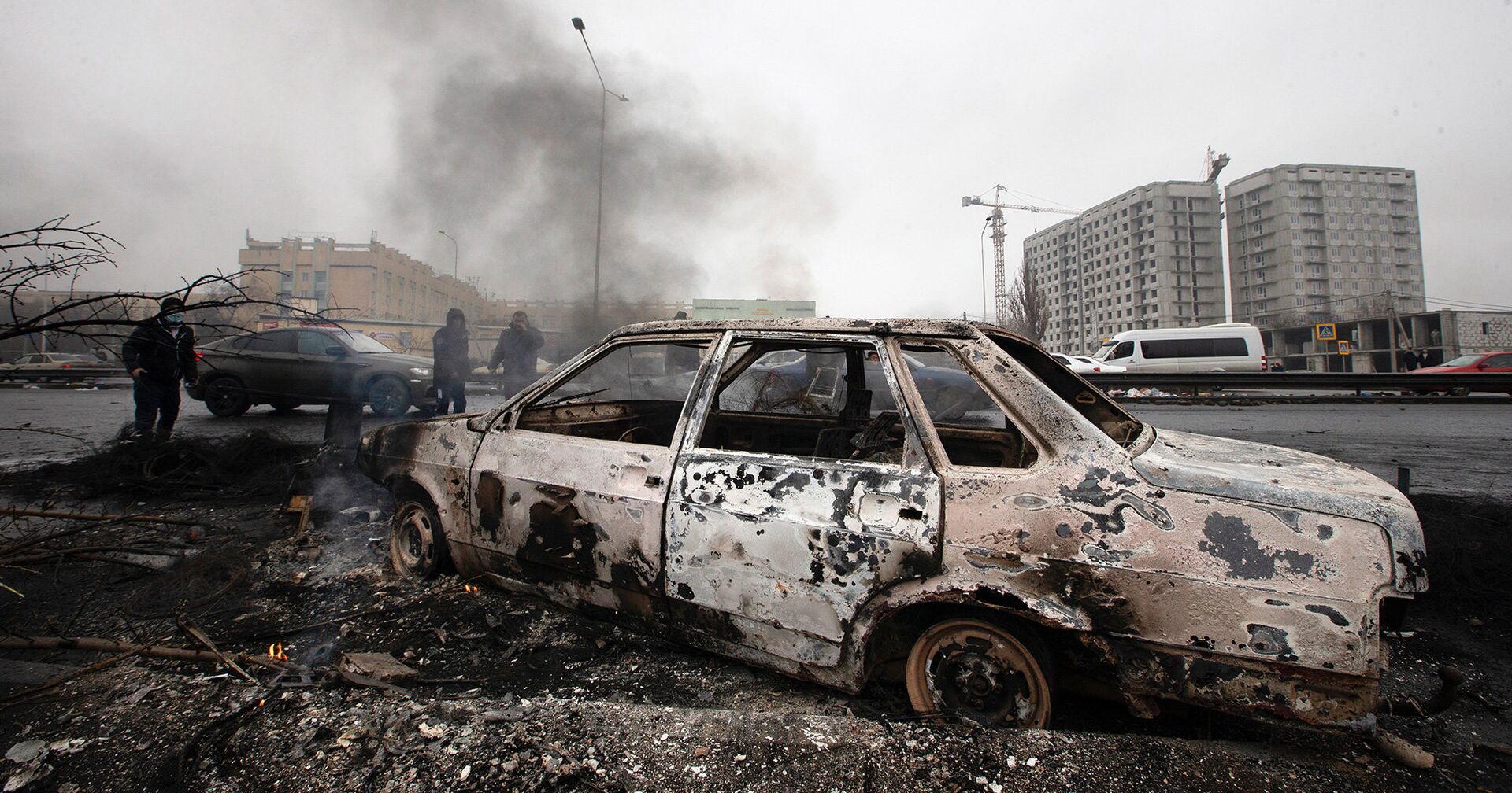 Сгоревший автомобиль на улице Алма-Аты, Казахстан - ИноСМИ, 1920, 07.01.2022