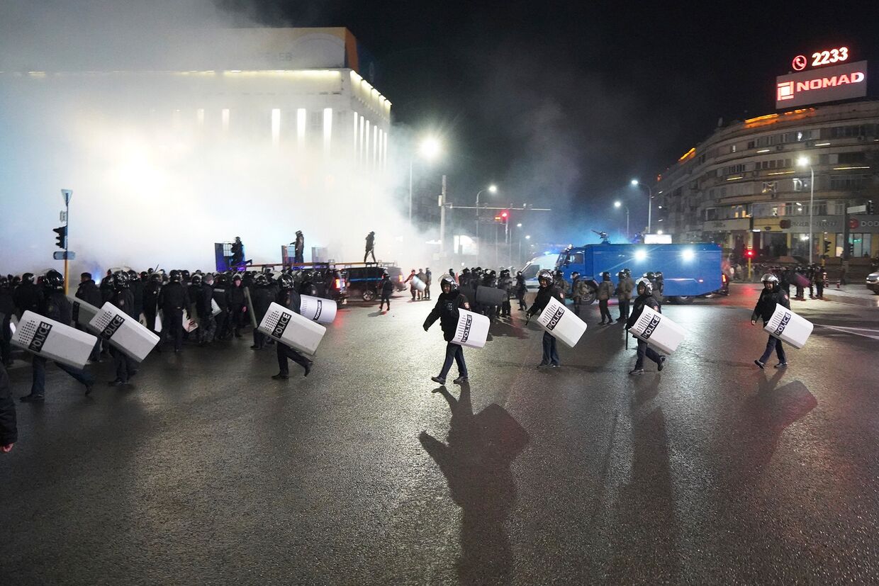 Полиция во время беспорядков в Алма-Аты, Казахстан