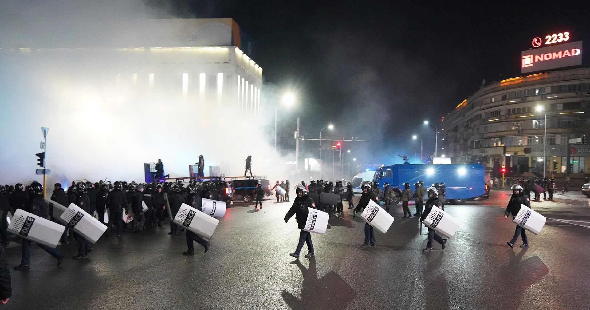 Полиция во время беспорядков в Алма-Аты, Казахстан - ИноСМИ, 1920, 12.01.2022