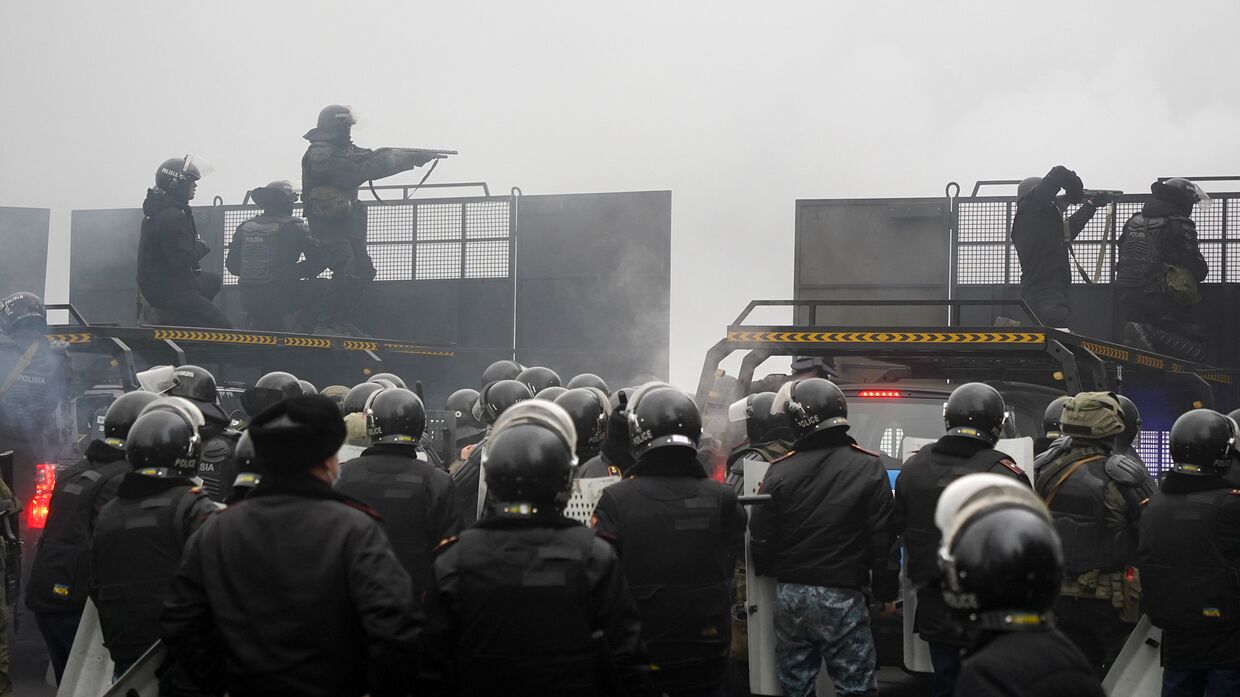 Полиция во время беспорядков в Алма-Аты, Казахстан