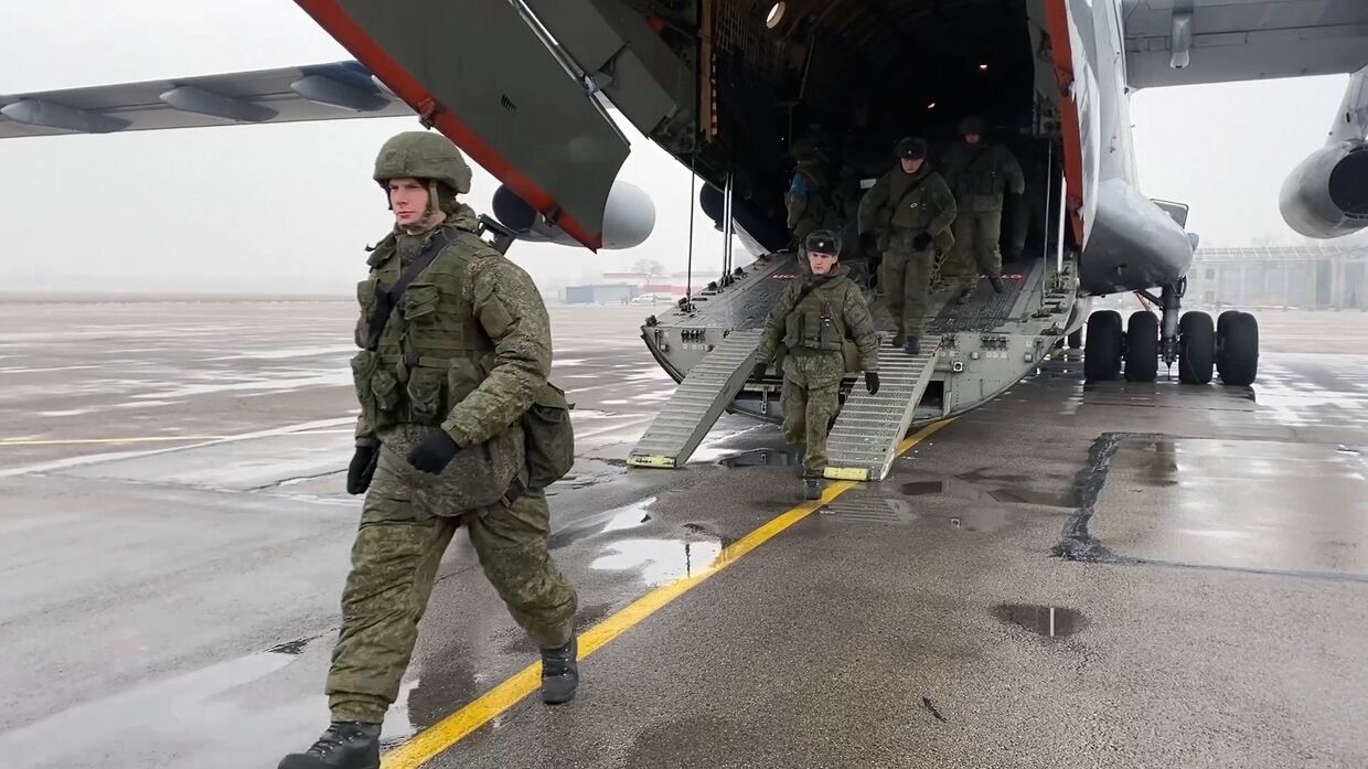 Прибытие российских подразделений из состава миротворческих сил ОДКБ в Казахстан