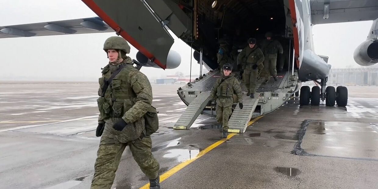 Прибытие российских подразделений из состава миротворческих сил ОДКБ в Казахстан