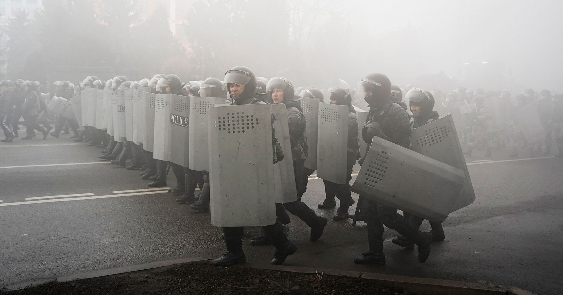 Полиция во время беспорядков в Алма-Аты, Казахстан - ИноСМИ, 1920, 11.01.2022