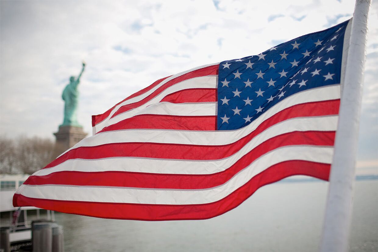 Американский флаг на фоне статуи Свободы