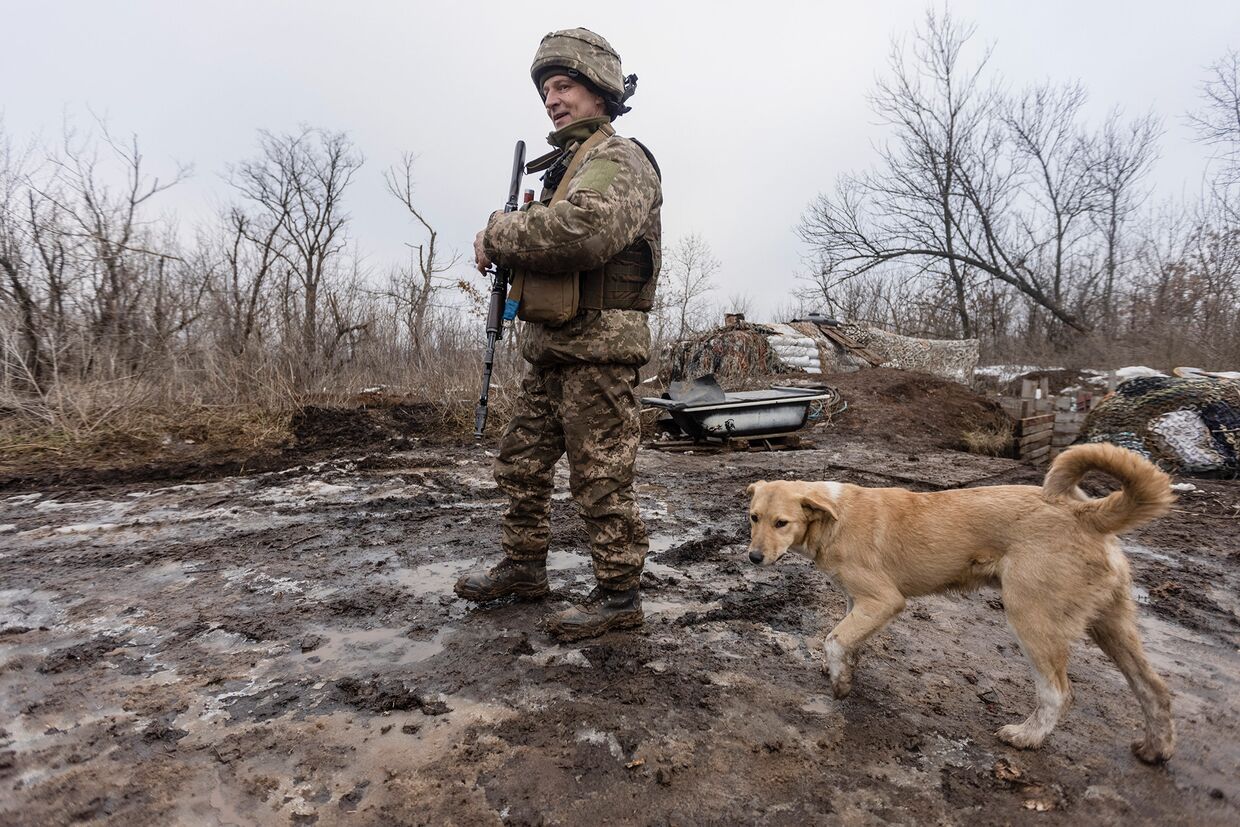 Украинский солдат на линии разграничения в Донецкой области