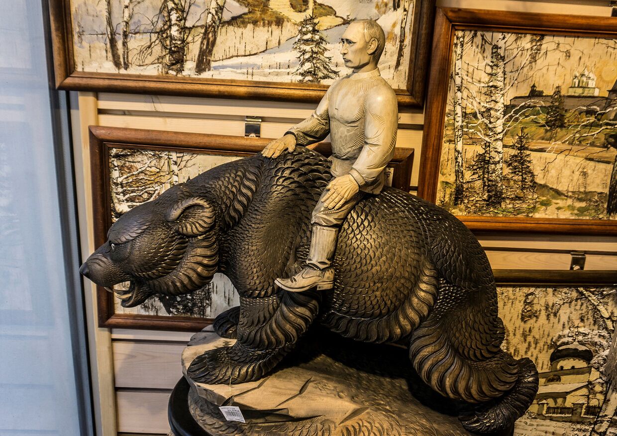 Деревянная скульптура, изображающая президента России Владимира Путина верхом на медведе