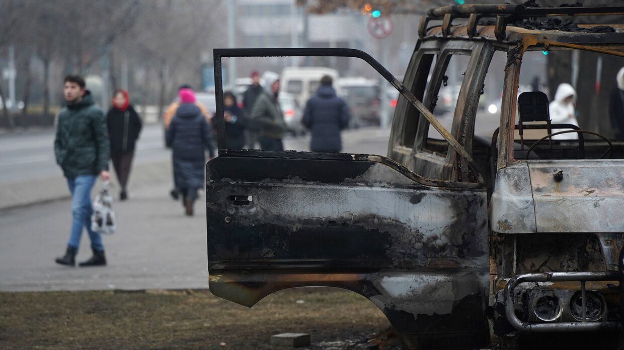Сгоревный автобус на улице в Алма-Ате, Казахстан